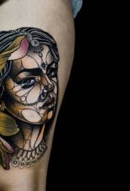 Uewerschenkel schéin Faarf Fra mat Blummen Tattoo Muster