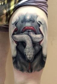 Жене у боји ногу с узорком тетоваже змија