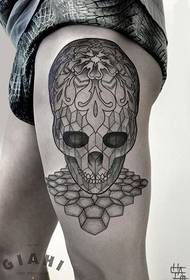 Geometrická postava lebka tetování obrázek muže na levém stehně