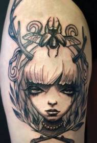 Nohy legrační dívka s tetováním hmyzu