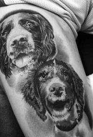 Многу реална црно-бело насмеано куче портрет шема на тетоважа на бутот