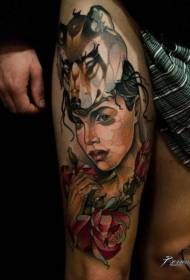 Ritratto di donna variopinta tradizionale moderna con il modello del tatuaggio del lupo