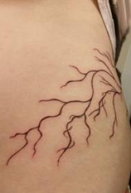 Coscia della ragazza del corpo di pietra crepa sull'immagine nera del tatuaggio della crepa