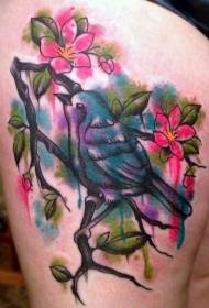 Modello di tatuaggio di uccelli colorati in stile acquerello e albero in fiore