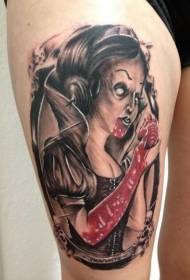Kojų siaubo stiliaus kruvina moteris su širdies tatuiruote