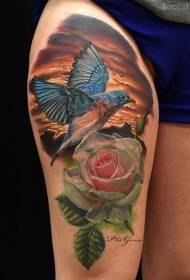 Lår naturlig realistisk kolibri med rosa tatoveringsmønster