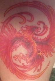 Мальчик нарисовал татуировку феникс на бедре