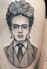 Udo czarna linia kutasa portret kobiety z kwiatowym wzorem tatuażu