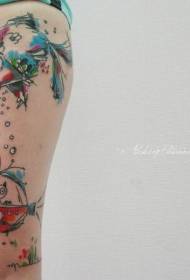 Modello coscia di bell'aspetto colorato cartone animato mostro tatuaggio