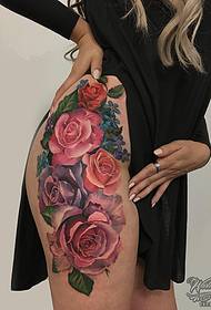 Női comb iskola élénk és reális rózsa tetoválás minta