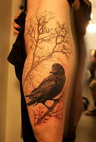 Черно-бяла врана крака реалистичен модел татуировка