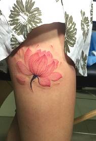 Ryški lotoso tatuiruotės tatuiruotė virš šlaunies yra labai seksuali