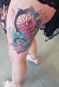 O teine i luga o vaevaega vali lanu vali ni laina faigofie e faia ai ni ata o le tattoo peʻa