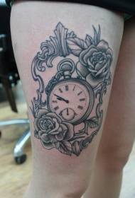 Orologio grigio gamba con motivo tatuaggio rosa