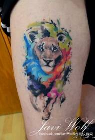 Patrón de tatuaxe de león con tinteiro de tinta de cor coxa