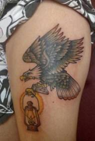 As coxas da garota no esboço cinza preto apontam habilidades de espinho dominador criativo fotos de tatuagem de águia