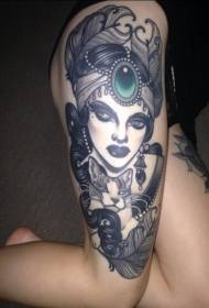 prekrasna žena s uzorkom tetovaže mačjeg bedra