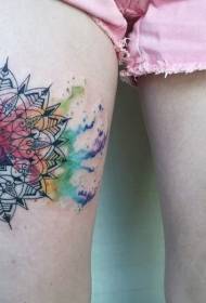 Chân trang trí theo phong cách hoa lớn màu với hình xăm tam giác