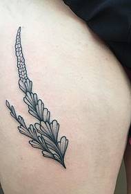 Modeli i tatuazhit me lule të vogla të freskëta sexy.