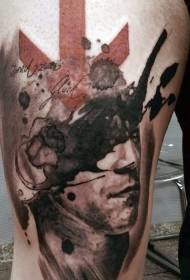 Portarul misterios al bărbatului alb-negru cu model de tatuaj cu săgeată roșie