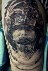 Motivo tatuaggio elmo guerriero grigio nero colpito dal braccio