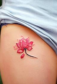 Tetovaža lotosa pada na bijeli krug