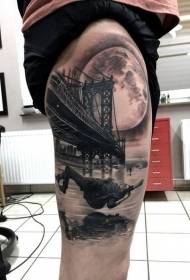 Augšstilba reālistiski melnā pelēkā sieviete nokrīt no tilta ar tetovējuma zīmējumu