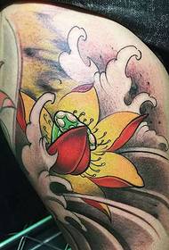Lotus tatoveringsmønster på lårfargen er blendende