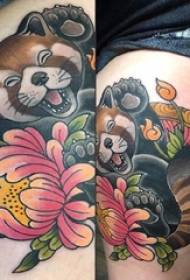 Le ragazze sulle cosce hanno dipinto fiori di materiale vegetale con gradiente e piccole immagini di tatuaggi di animali