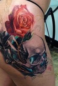 Been onvoltooide gekleurde menslike skedel met roos tatoeëringpatroon
