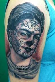 Mujer negra de estilo mexicano de brazo grande con pendentes de tatuaje