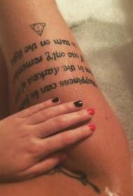Девојче бурно црна мистериозна шема на тетоважи со англиска азбука