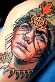 Donna di colore di stile moderna di coscia cù un mudellu di tatuaggi di gioielli