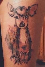 Le cosce delle ragazze hanno dipinto le linee astratte sfumate graziose immagini di tatuaggi di piccoli cervi animali