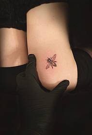 허벅지 작은 신선한 귀여운 꿀벌 문신 패턴