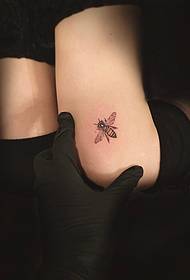 Modello di tatuaggio ape piccolo carino carino alla coscia
