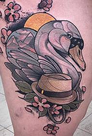 Patrón de tatuaje de cisne estilo escuela de muslo