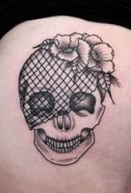 лобања тетоважа девојчино бедро на црној слици тетоваже лобање