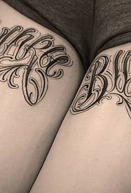 Сексуальные девушки с двойными бедрами с цветочными английскими татуировками