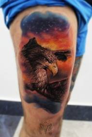 Coscia stile realistico aquila colorata nel modello del tatuaggio del cielo notturno