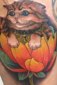 Высокий, красивый, манящий кот и цветочная татуировка