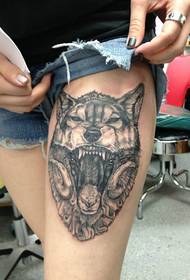 Modello di tatuaggio lupo grigio nero sulle gambe
