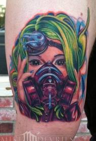 Coscia stile moderno dipinto futura donna e maschera antigas tatuaggio