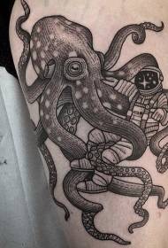 Polpo grigio scuro con un disegno del tatuaggio dell'astronauta