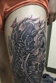 Tattoo kallamar i zi gri model në kofshën e jashtme