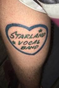 A forma di cuore con tatuaggi inglesi Studente maschio con tatuaggi a forma di cuore e inglese sulle cosce