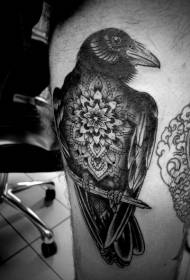 Naturlig svart kråke og blomster tatoveringsmønster