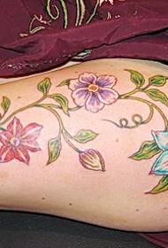 Modello sexy di tatuaggio di vigna di fiori di coscia