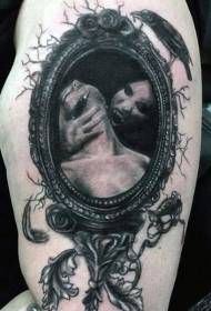검은 뱀파이어 초상화와 거울 까마귀 문신 패턴