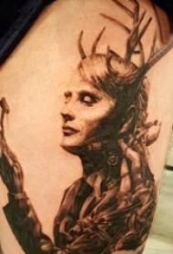 Cosce da scolaretta su spine grigie nere linee semplici corna e ritratti tatuaggi